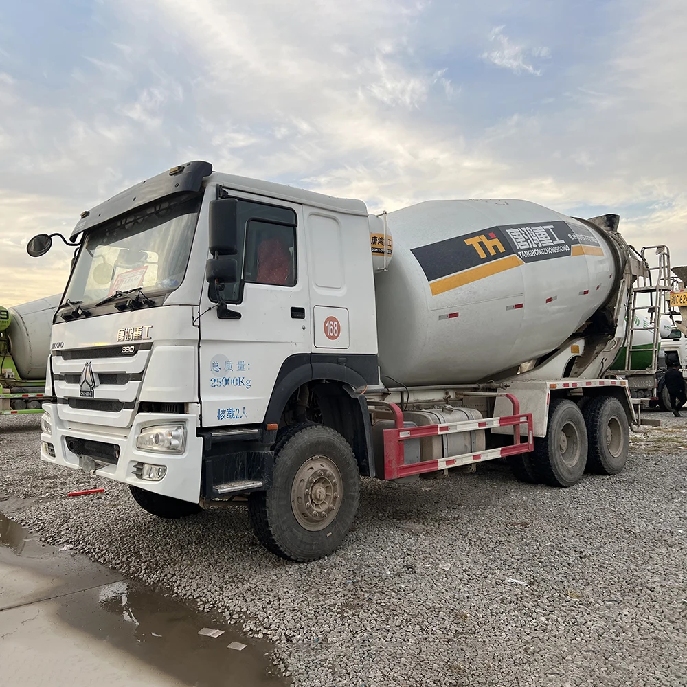 Low-priced 2017 HOWO 14 cubic meter concrete mixer truck in good condition