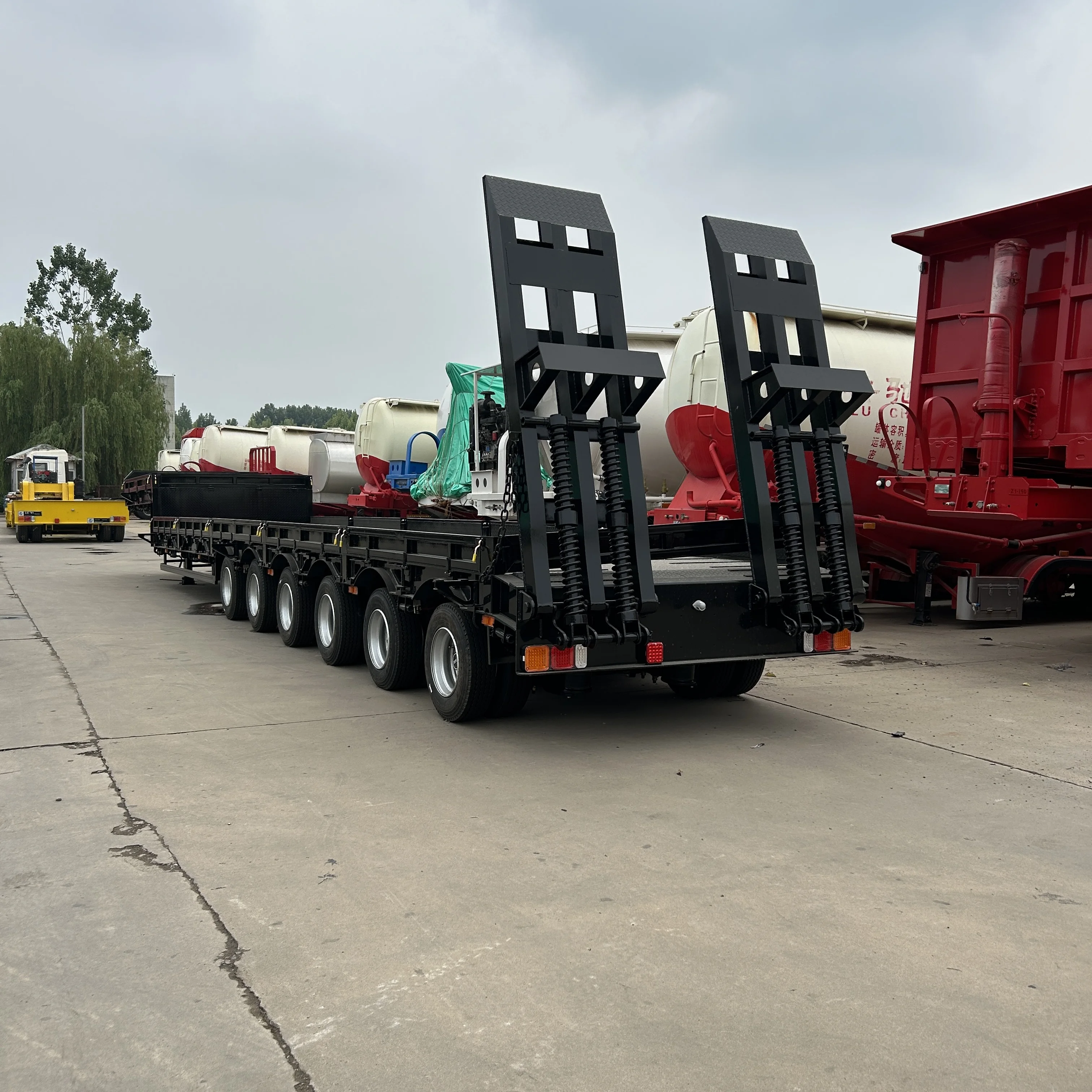 Hot Sale Chinese Special Low Bed Flatbed Truck Flatbed Truck 3 Axles Semi-Trailer Protective Structure