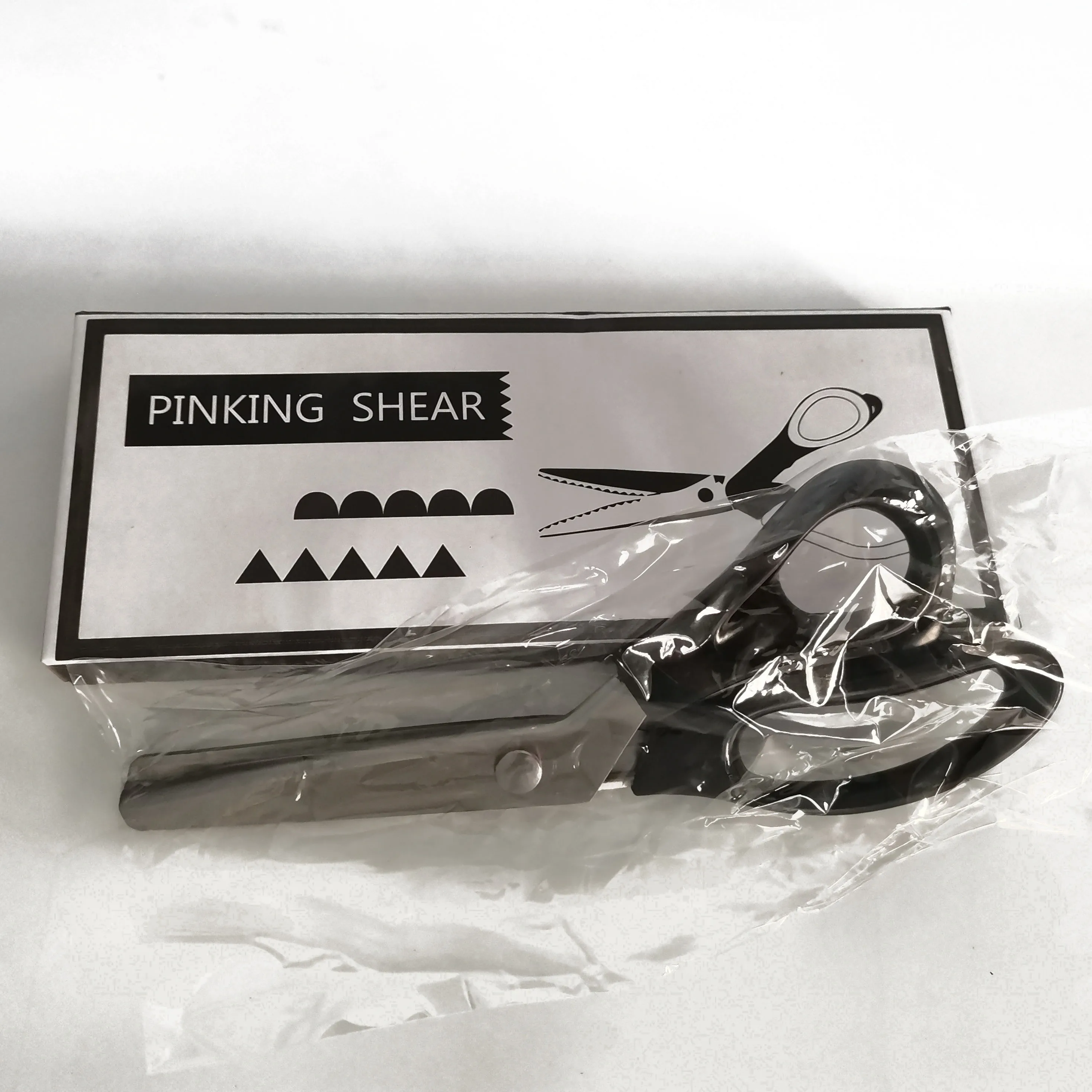 Triangular dog-tooth zigzag tailor scissors hand lace scissors