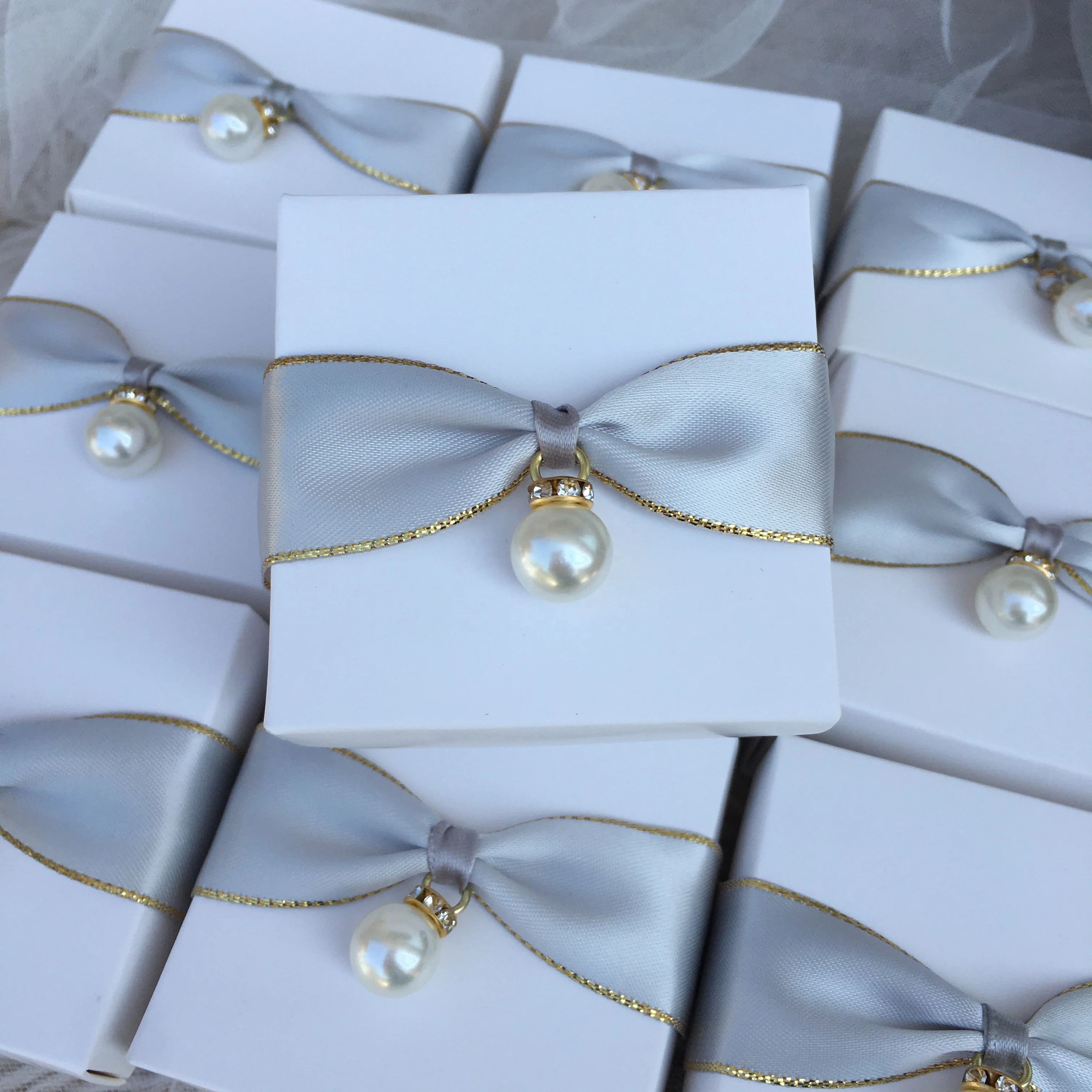 
New Arrival customized small White Folding Paper wedding candy boxes wholesale favor gift box for guests 