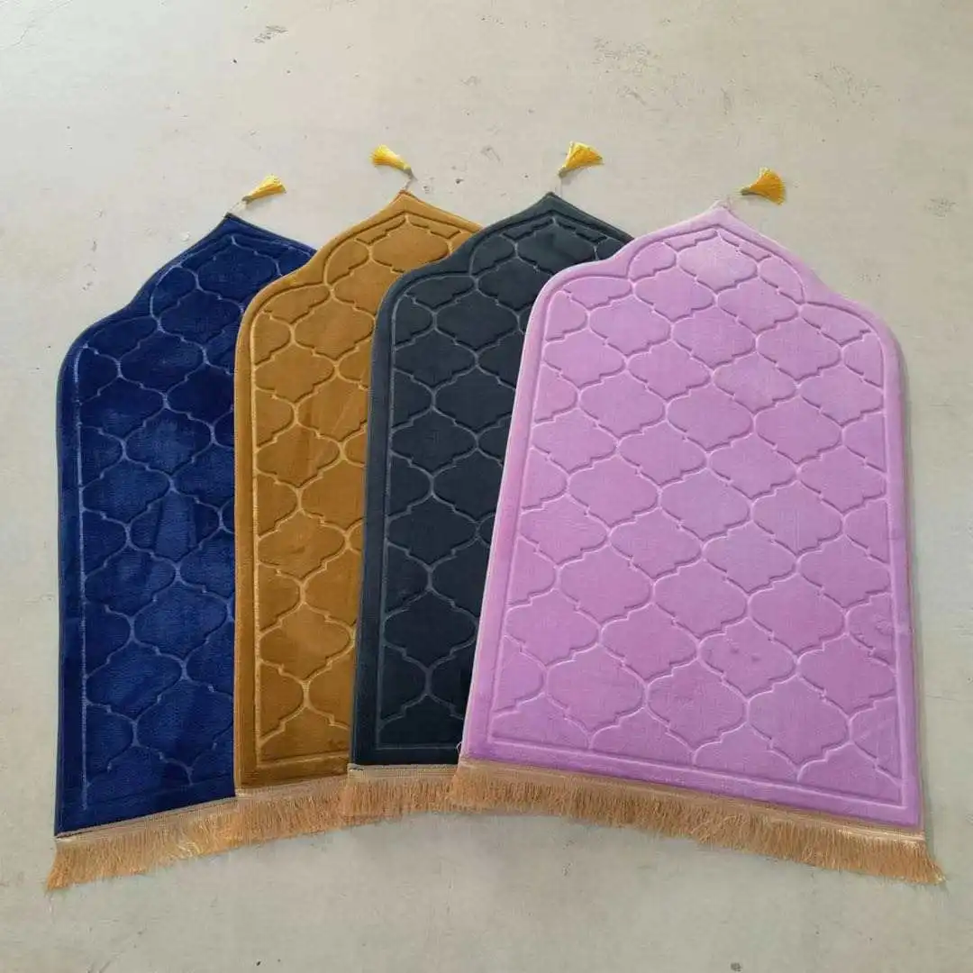 2023 Hot Selling Extra-Thick Prayer mat Muslim Flannel Tassel Carpet  Non-slip Embossed Islamic Prayer Carpet Rug