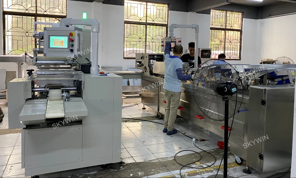 Skywin High Speed Two Lanes Biscuit Sandwiching Machine With On Edge Flow Packing For Cookie Cream Filling