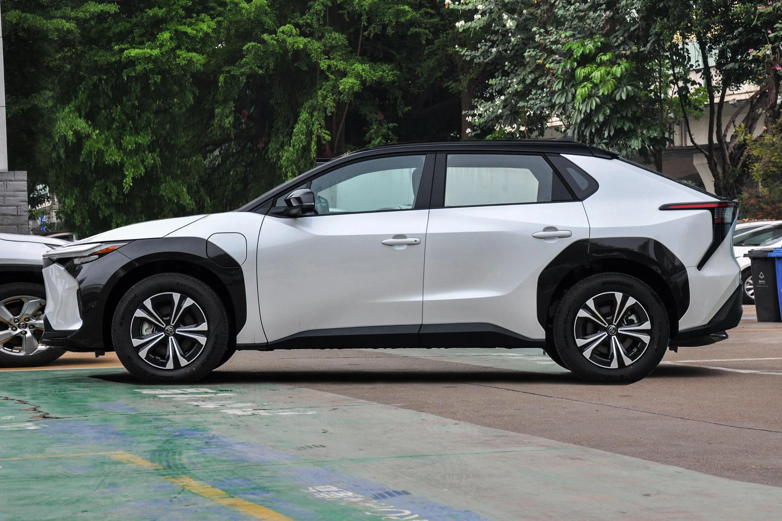 Wholesale Cheap Price Good Performance Toyota Bz4X 2WD 4WD Electric Vehicle New Cars in China
