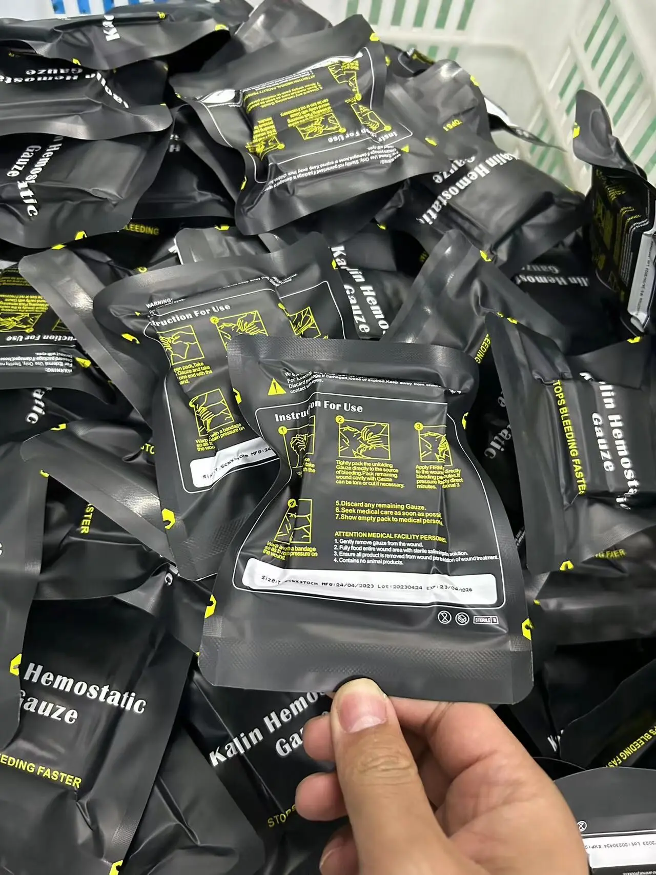 Z-folded gauze with coagulant factor