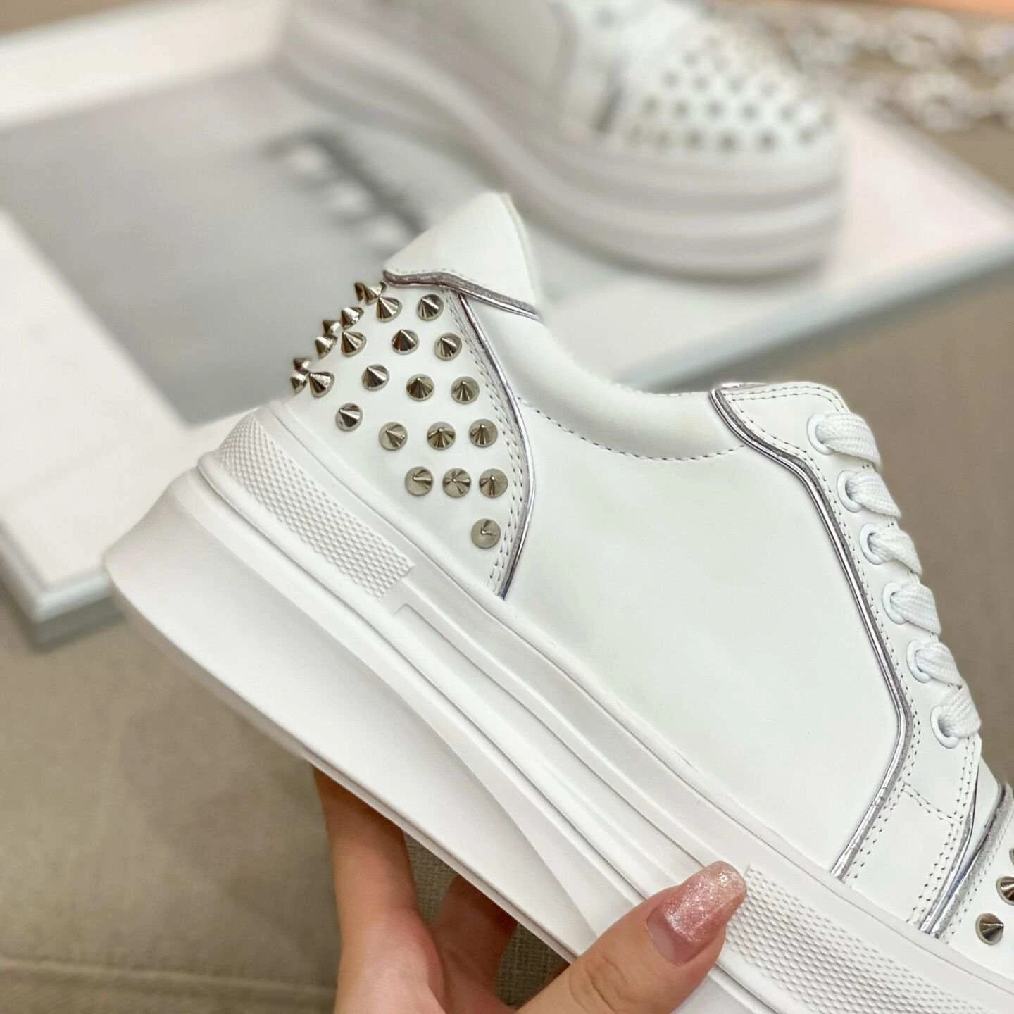 Designer Trainer High Quality Rivet Flat Spikes Men Women Casual Walking Shoes Comfortable Sneakers Pantshoes Shoes