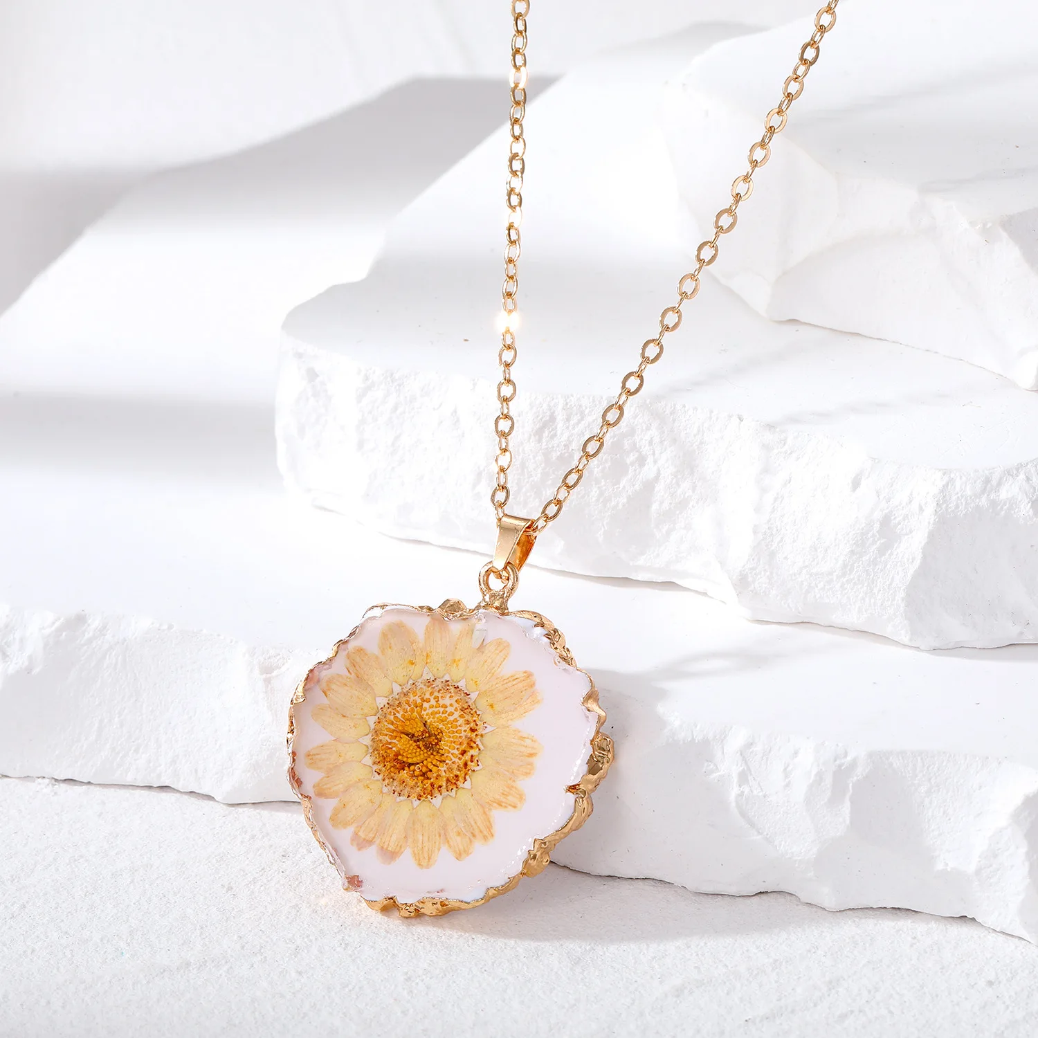 Brave Light European and American style fresh girly style Daisy dried flower necklace Resin irregular edge flower pendant Cross-