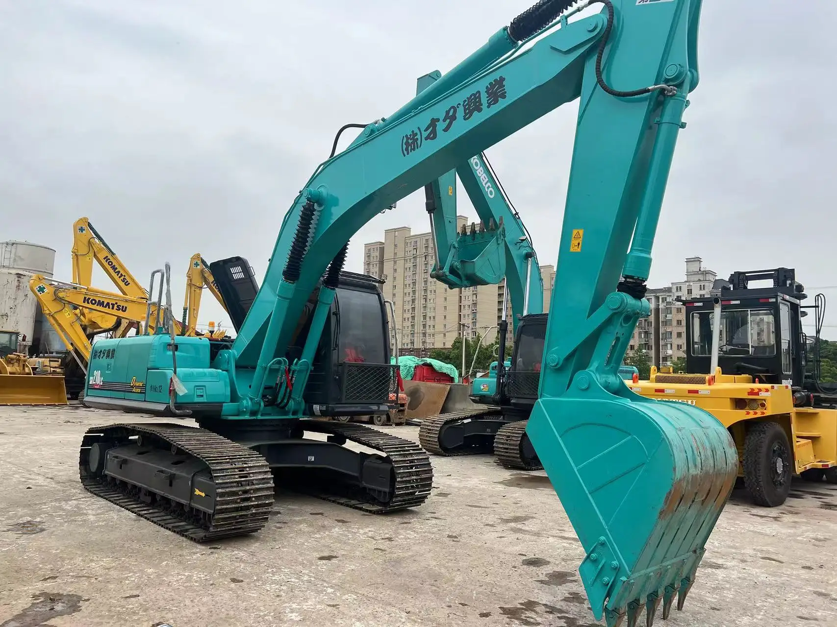 Japan  retro excavadora kobelco SK210LC-6 excavator 21 TON/20 TON sk200  SK210 digger excavadora usada for sale in Shanghai yard
