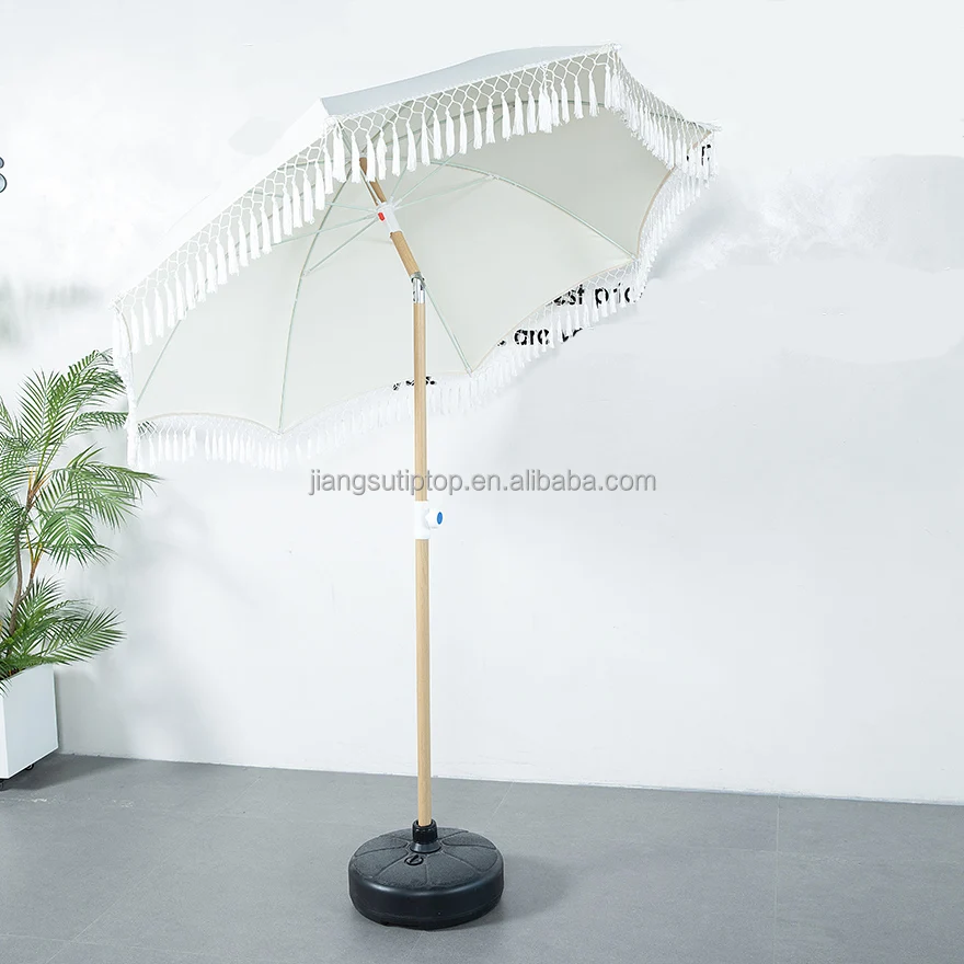 Большой пляжный зонт с кисточками