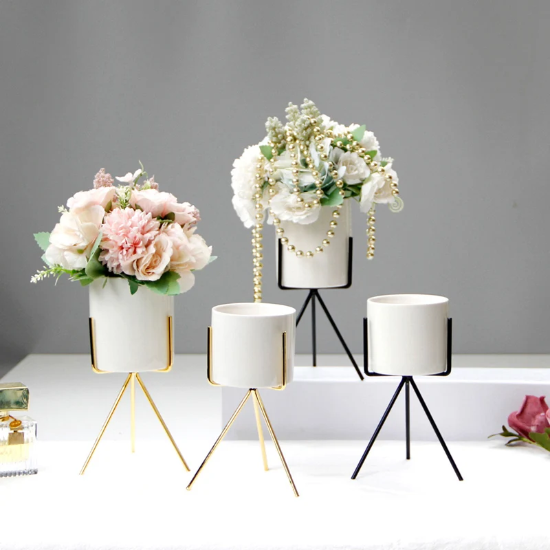
 2021 Hot New Tabletop Ceramic Flower Vases Modern Minimalist Vase  Wrought Iron Frame Hydroponic Porcelain And Metal Vases  