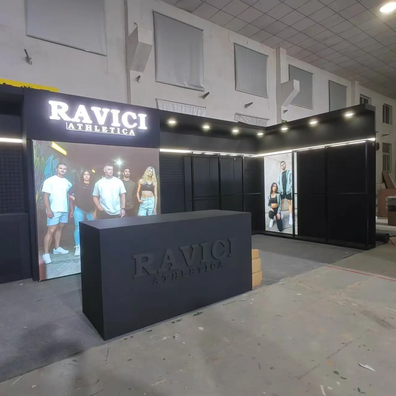 Сделай сам 10x30 выставочный стенд с лесом на заказ сменный для одежды высокого