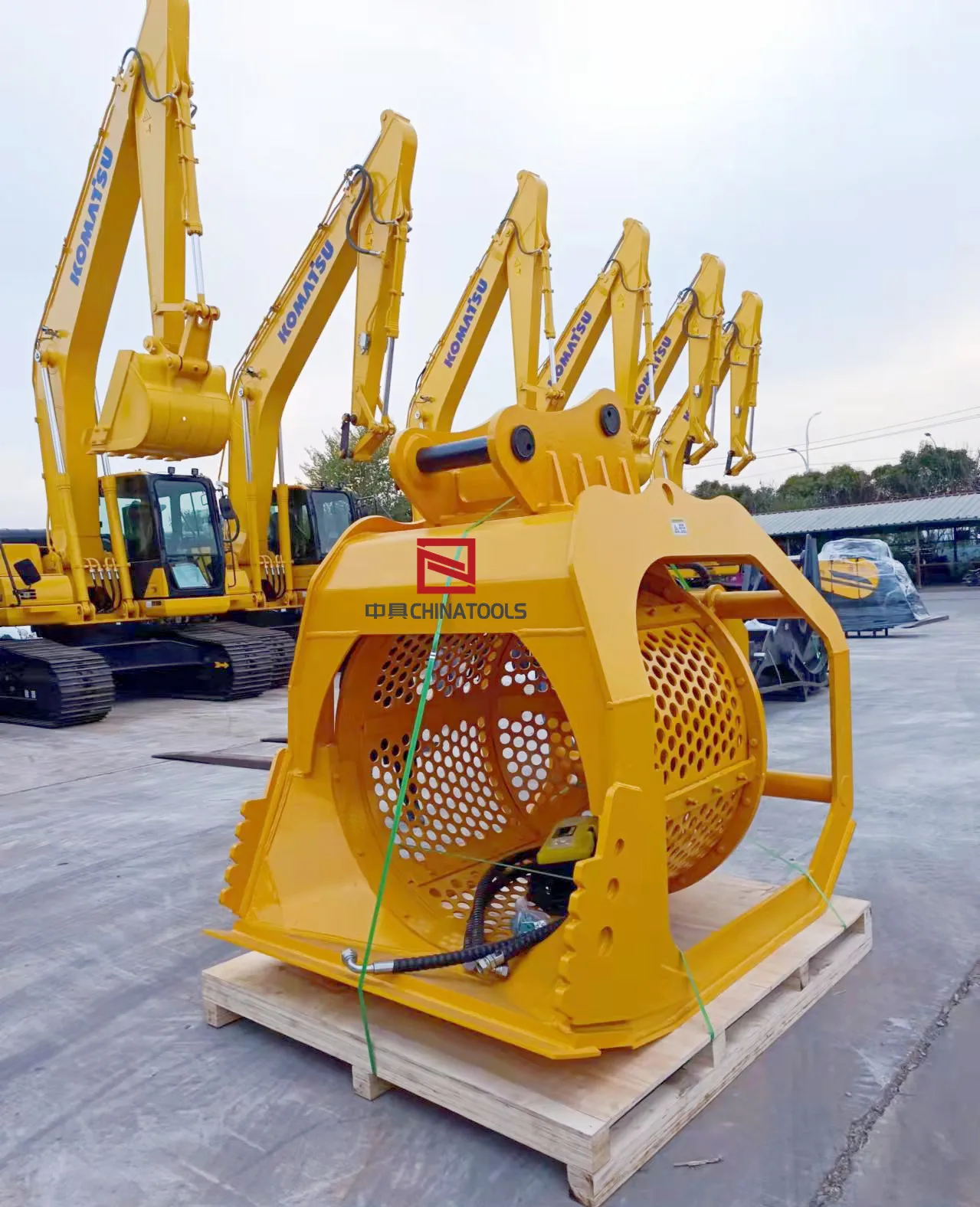 Factory Direct Sale Excavator Ballast Screening Bucket sifts out soil and debris by spining the Screening Drum