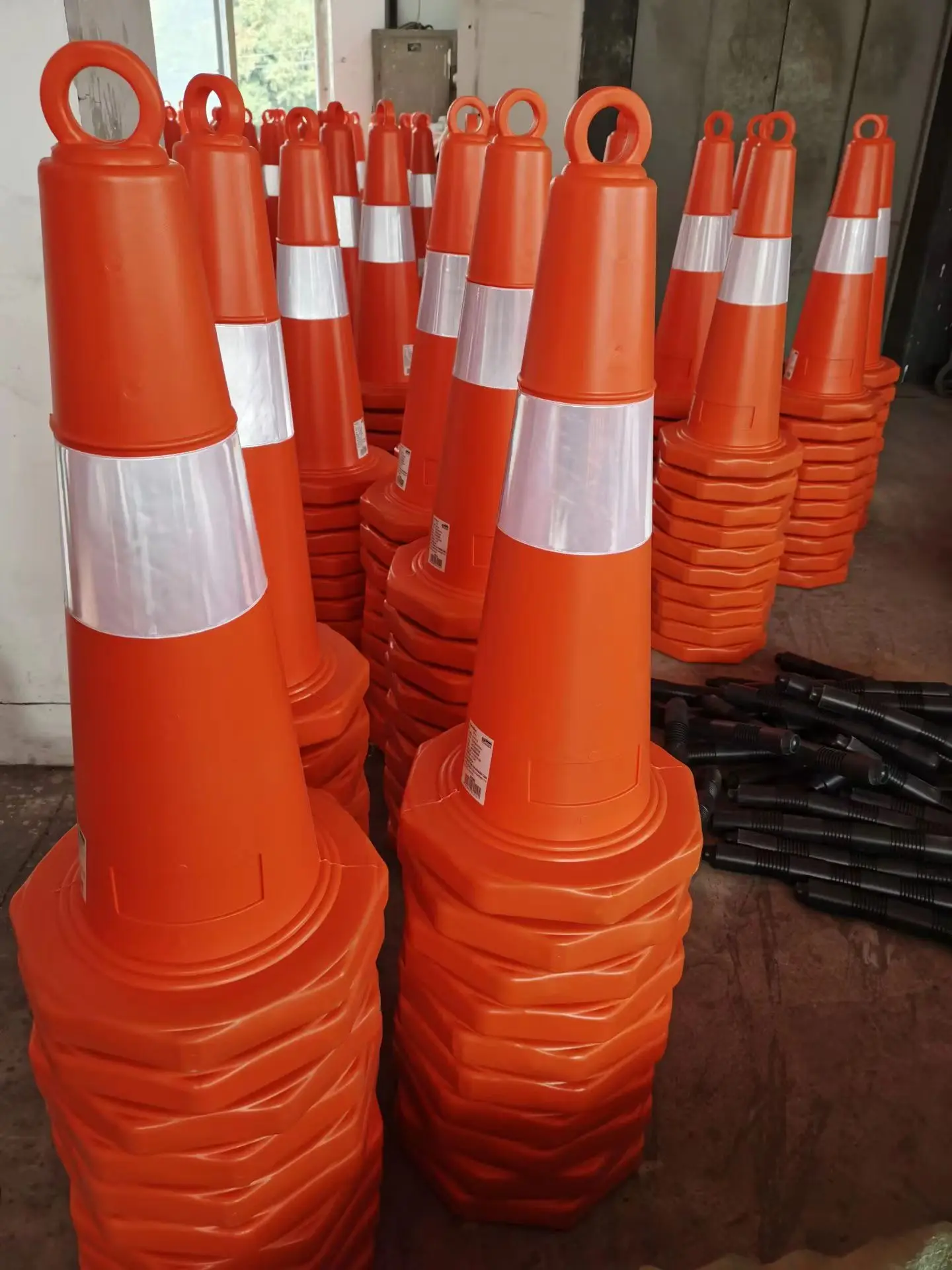 Traffic cone Can be filled with sand to add weight  with Lifting Ring  75cm PE Traffic Cone