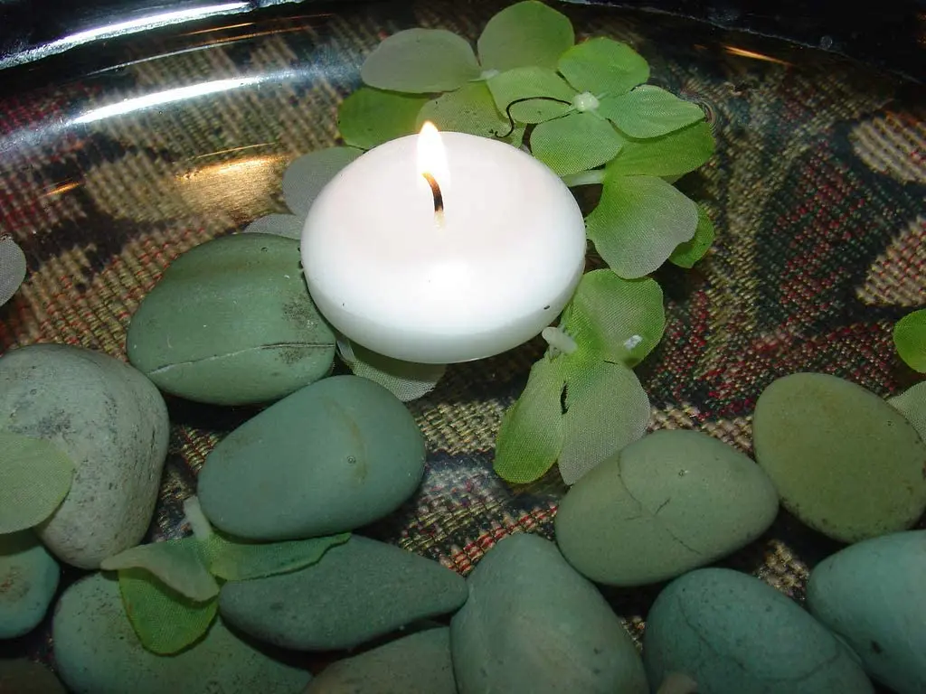 Cheap Wholesale Small Floating Water Candles White Unscented Paraffin Wax Floated Candle for Decoration