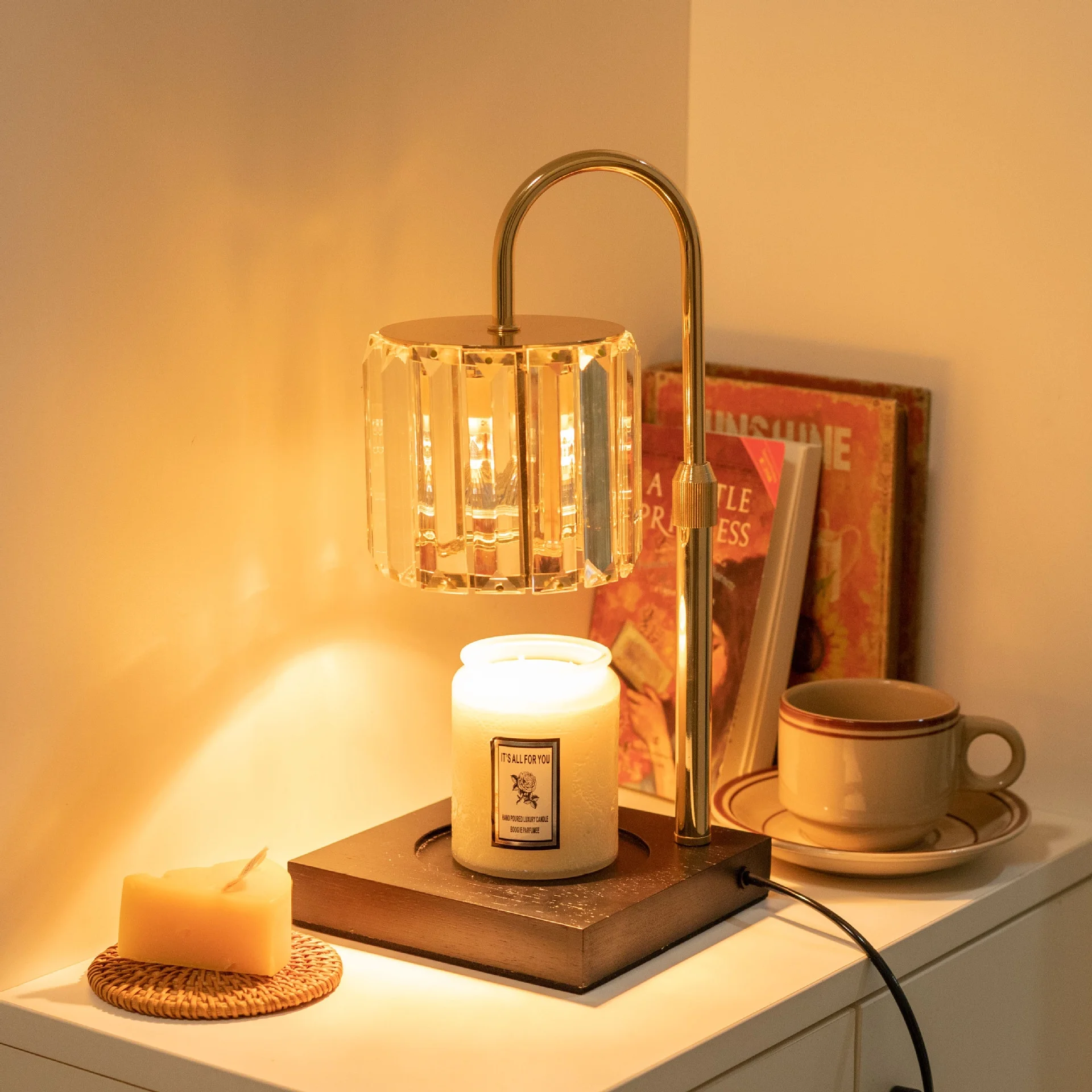 Подсвечник для украшения дома с деревянной основой