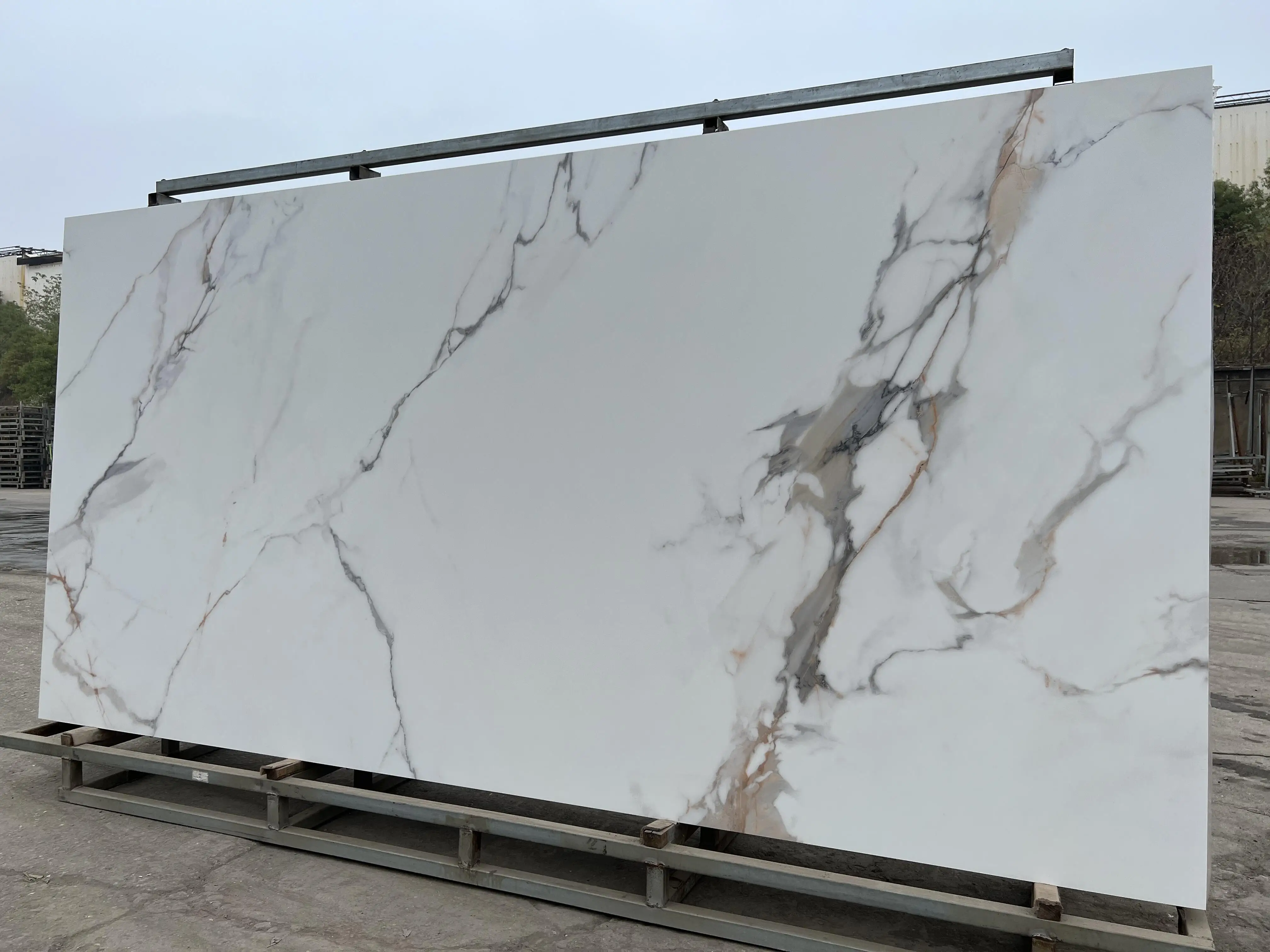 Золотой бархатный мраморный вид Slabs1600 * 3200*12 мм фарфоровый спеченный камень