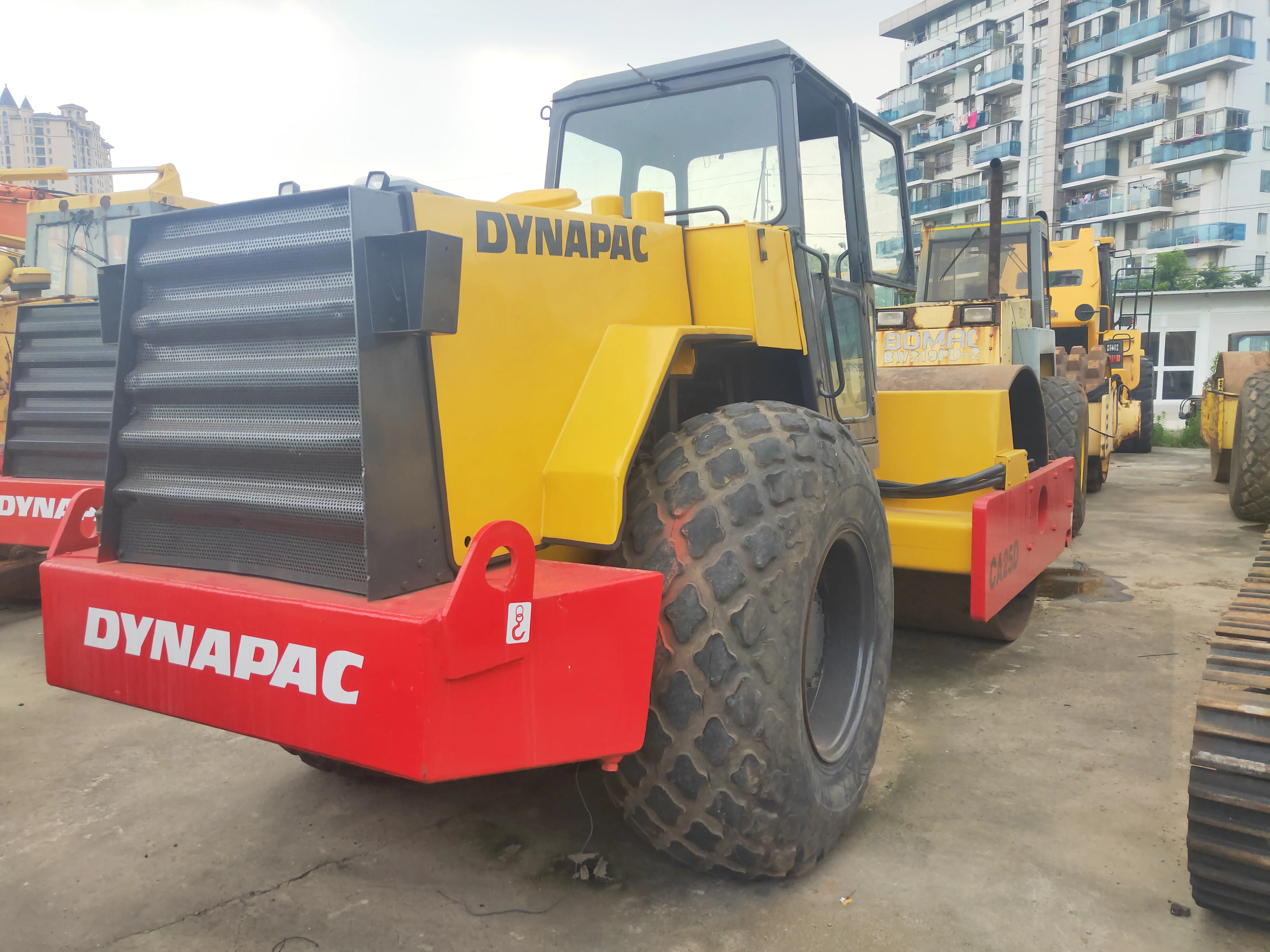 Б/у дорожный строительный аппарат Dynapac CA25D однобарабанный Вибрационный каток уплотнитель трехколесный вибрирующий