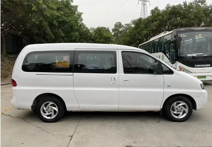 White  used jianghuai Brand Used  Minibus 7 -8 Seats 136 Hp gasoline  2015 Year
