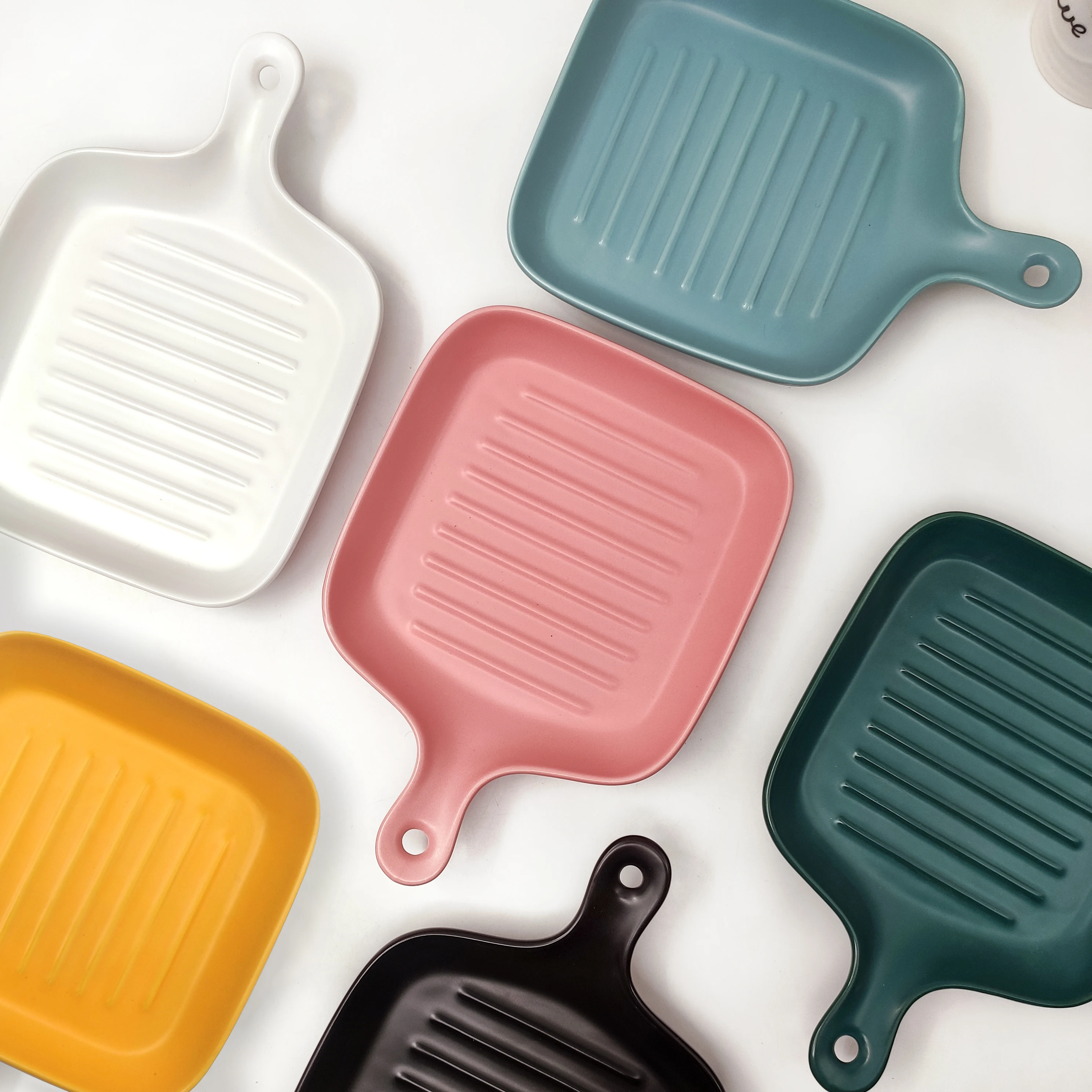 Оптовая продажа, горячая Распродажа, однотонная глазурованная печь для микроволновки, керамический противень для выпечки с ручкой для домашнего использования