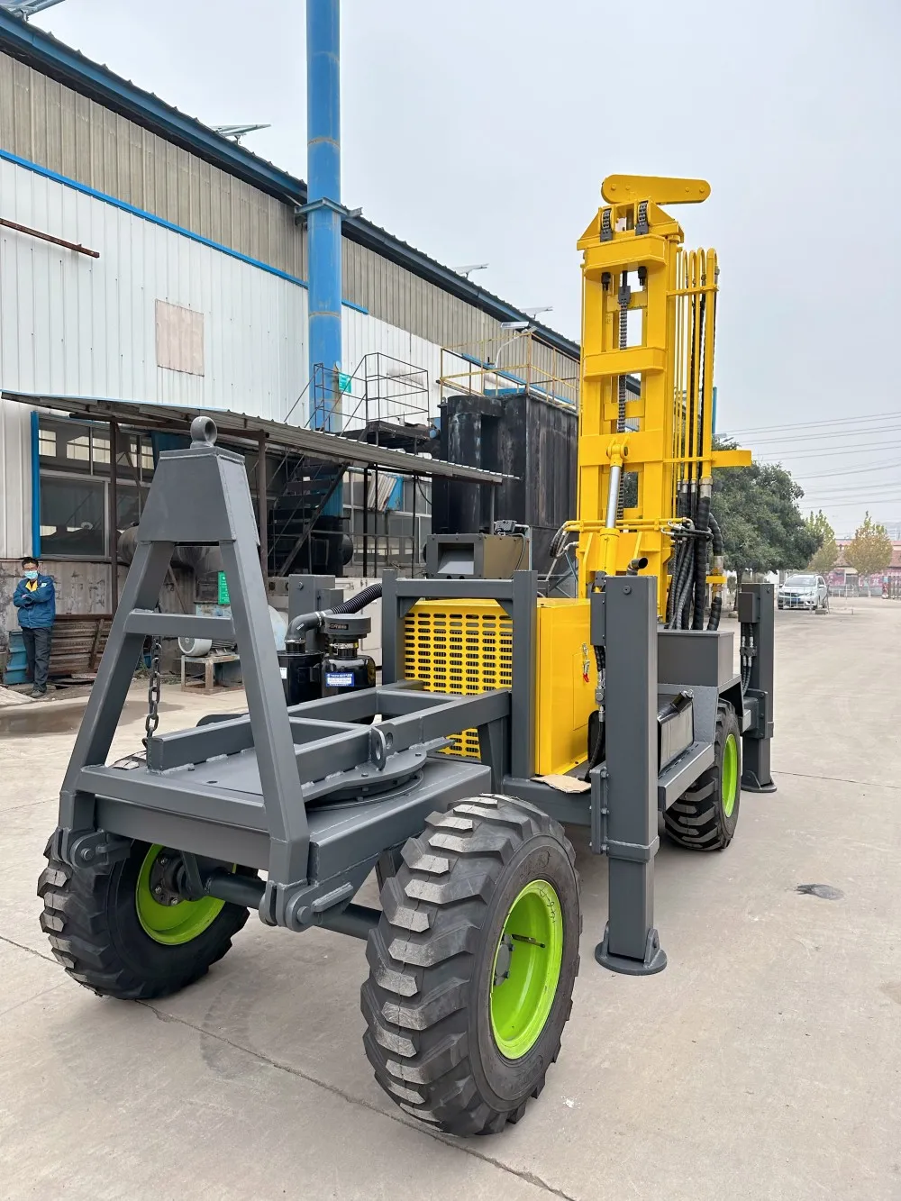 Factory Supply DTH 200m Drilling Depth 58KW 31m³/min Crawler Water Well Drilling Rig Machine With Four wheel