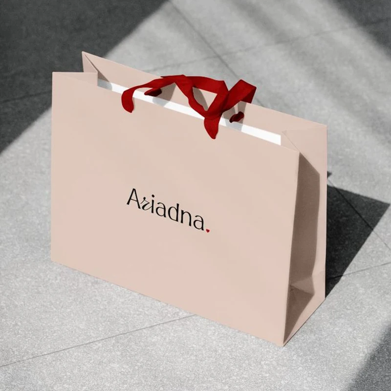 Wholesale custom white card board paper gift bag with custom logo with ribbon handle