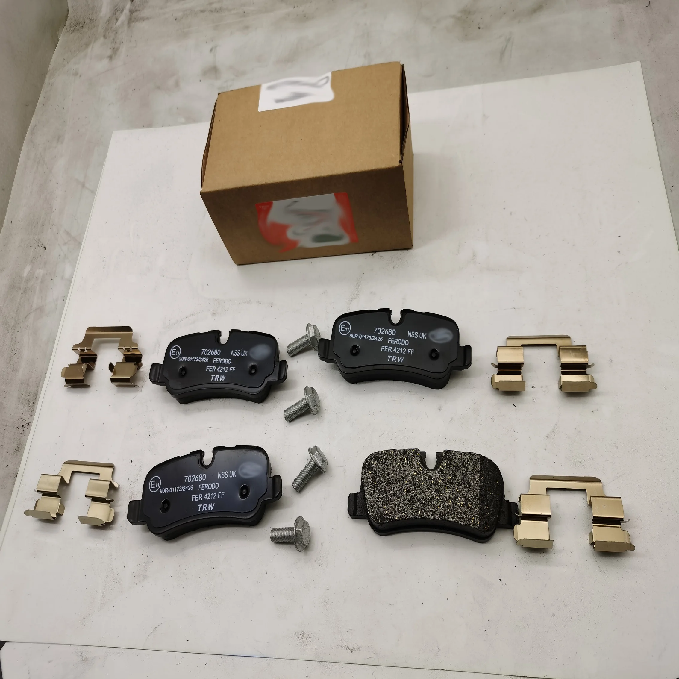 
LR010664 LR015519 SFP500140 тормозные колодки для LAND ROVER RANGE ROVER IV 