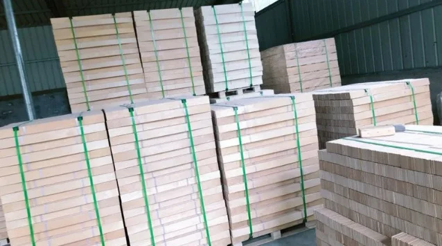The factory supplies professional wooden bed slats with poplar plywood