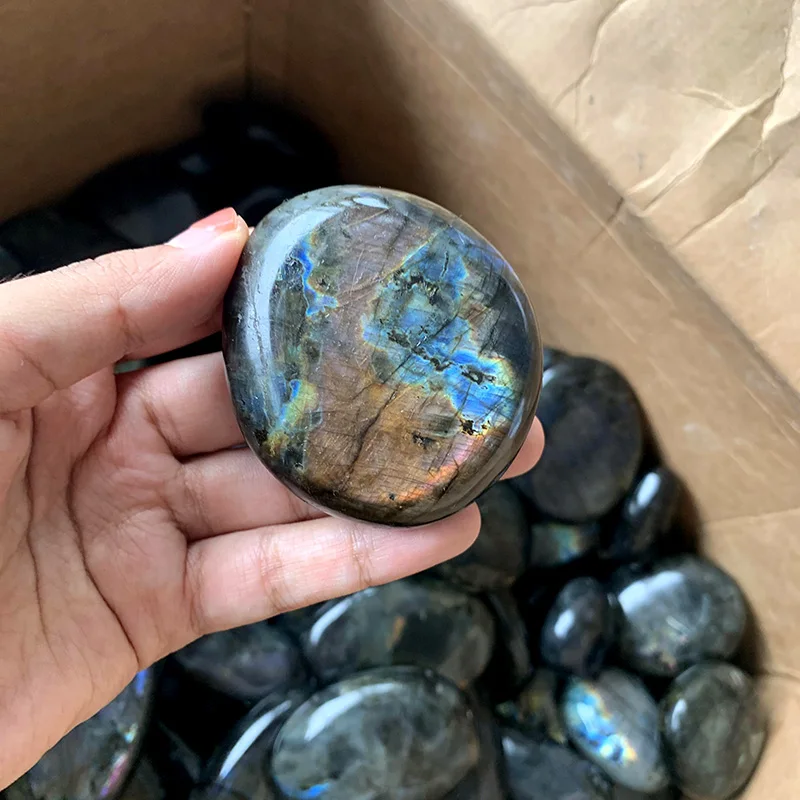 wholesale high quality natural crystal labradorite palm stone with flash for decoration
