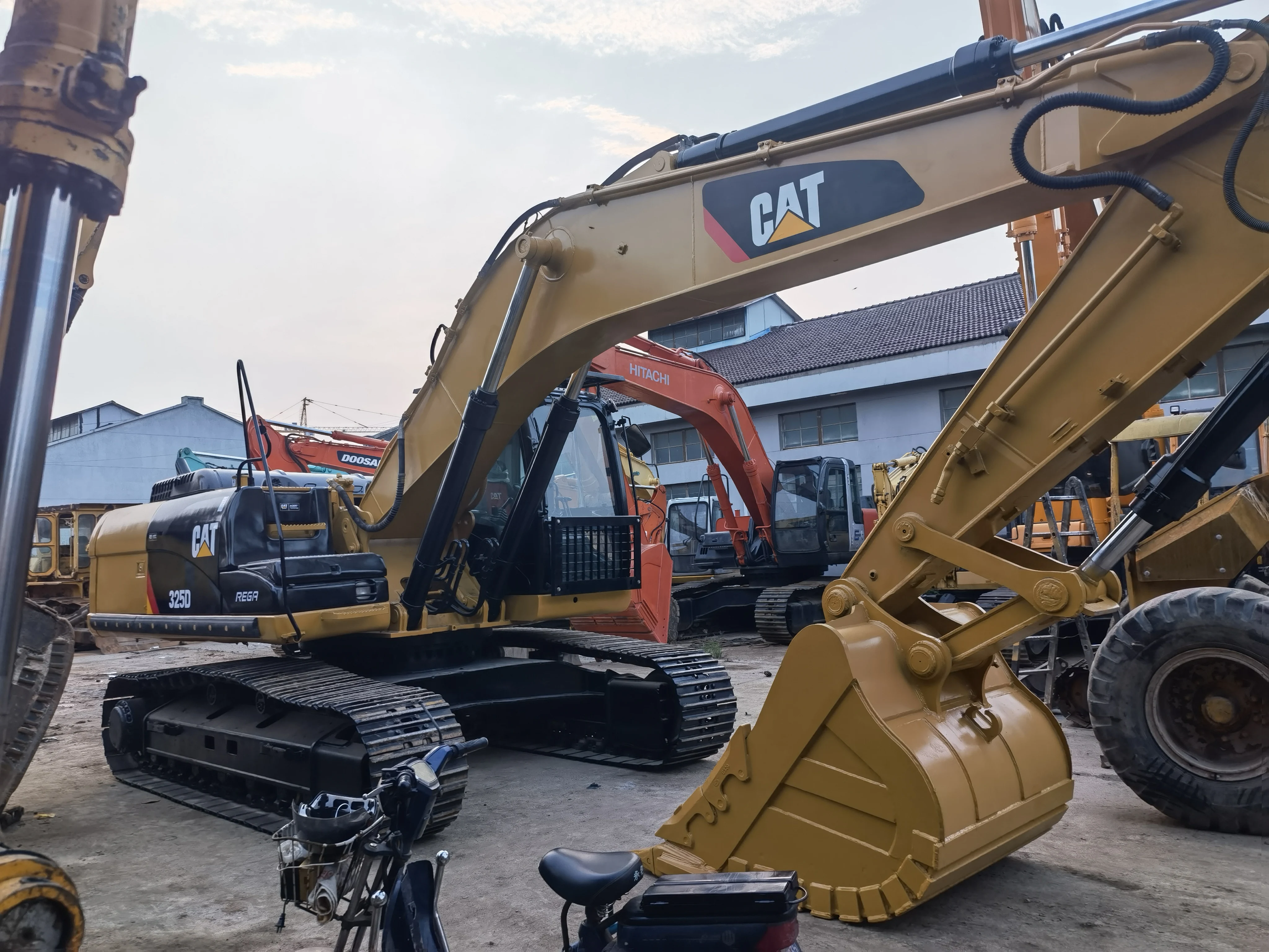 Japan original second hand Caterpillar 325D crawler hydraulic excavator stocking in shanghai yard
