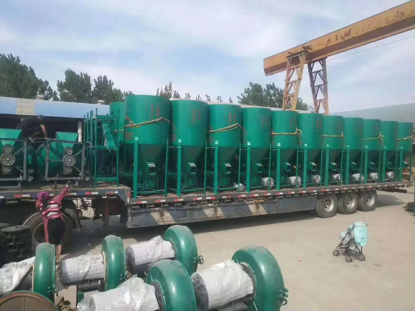 Automatic feed pulverizing and mixing machine hammer type pulverizing material