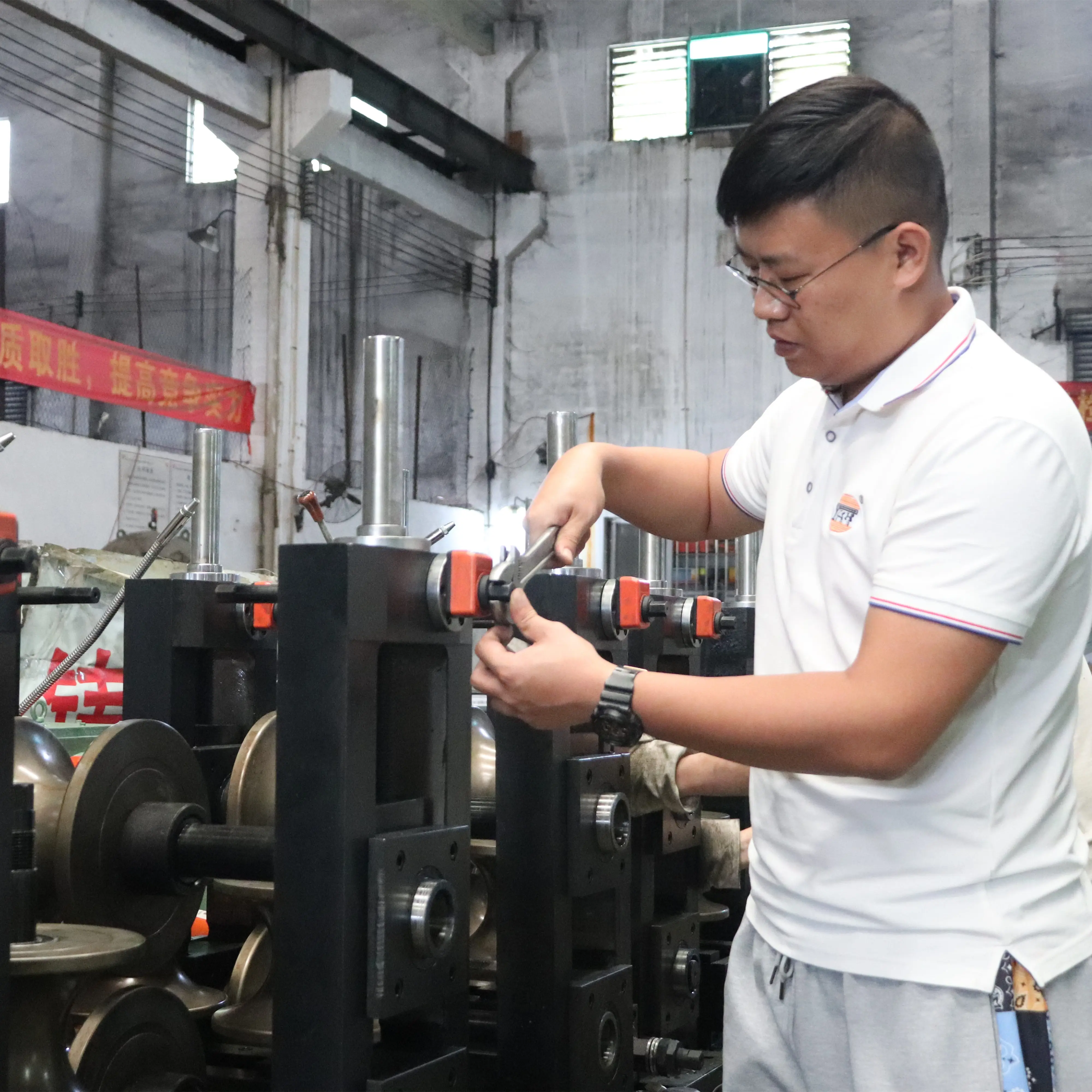 Precision Stainless Steel Round & Square Pipe Making Machine with Metal Saw Cutter to Algeria