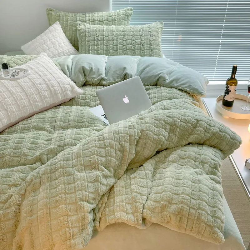 Light Luxury Four-Piece Bedding Set High-End Coral Flannel Quilt Cover and Rabbit Furry Bed Sheet for Home or Hotel