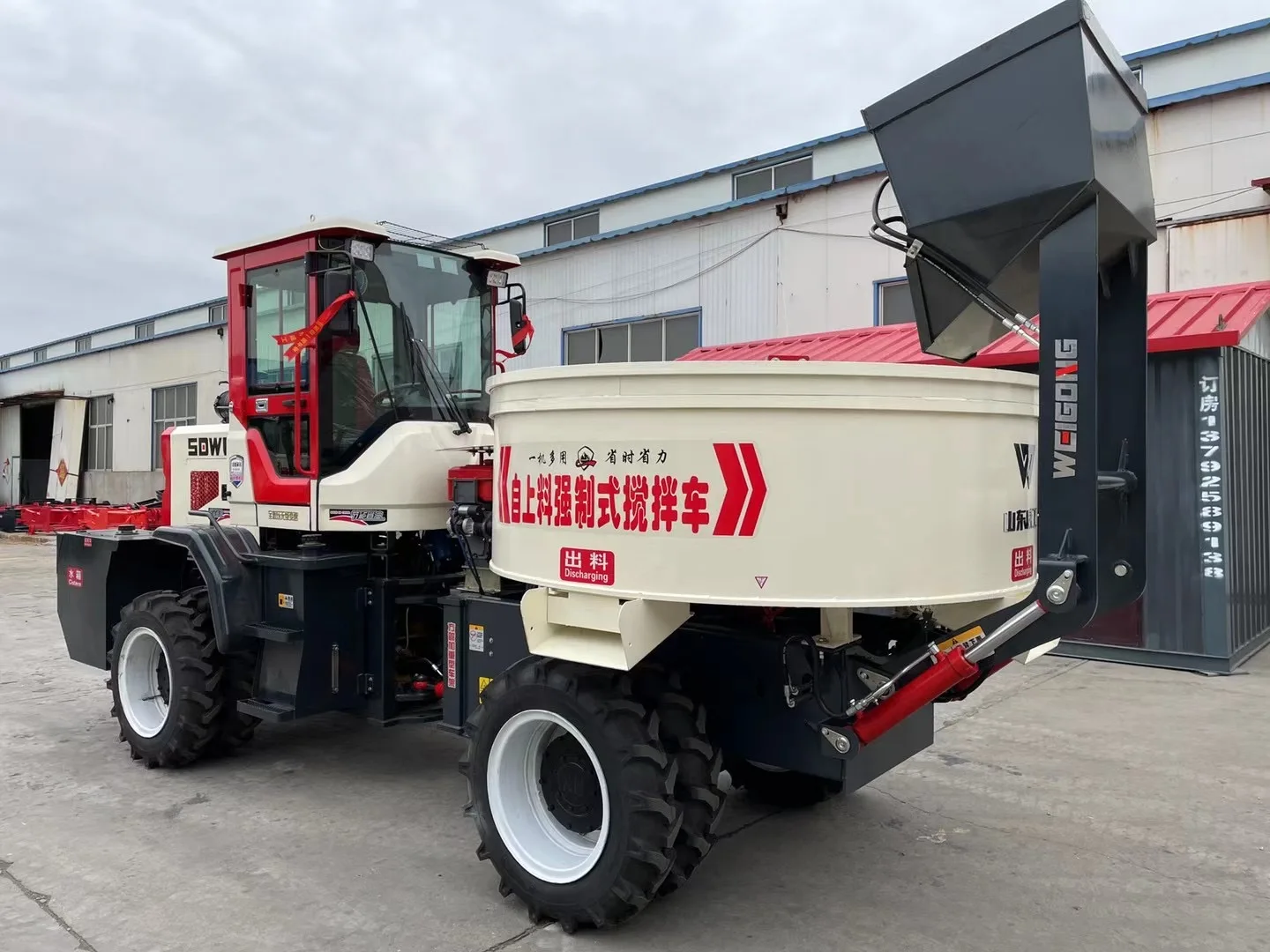 TOP supplier HUAYA new Flat-barred mixer truck 1.2 m3 1.6 m3 feed mixer concrete for sale