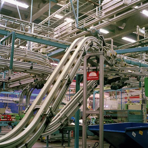 Конвейер для подъема бутылок с гибким конвейерным подъемником из материала POM