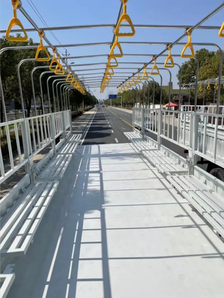 SINOTRUK HOWO 4X4 266HP 30 seats Labour Truck