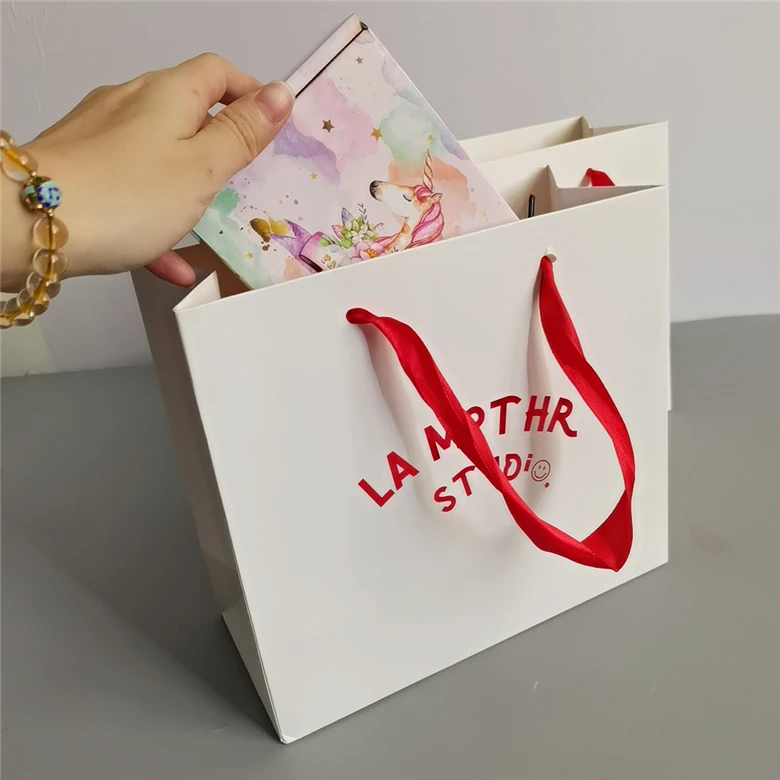 Hot Sale Customized logo Clothing paper bag with handle Luxury Custom paper gift bags with logo printing