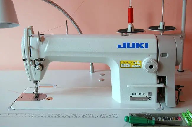Industrial Sewing Machine Used Jukis DDL-8100e high speed single needle locksttich sewing machine with table