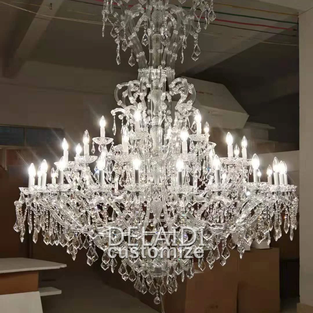 Люстра в вестибюле