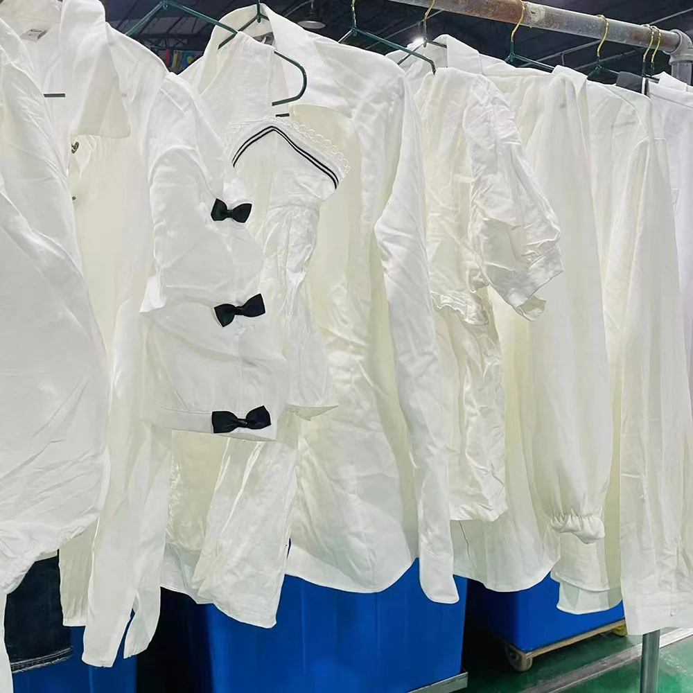 Оптовая продажа чистых подержанных белых рубашек женские белые рубашки очень популярны Подержанные одежды 58 кг во Вьетнаме