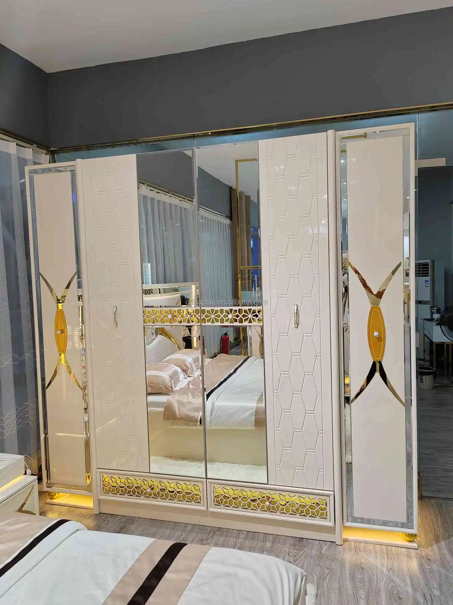 2023 brand new Luxurious king bedroom furniture sets LED lighted modern high gloss complete king size bedroom sets