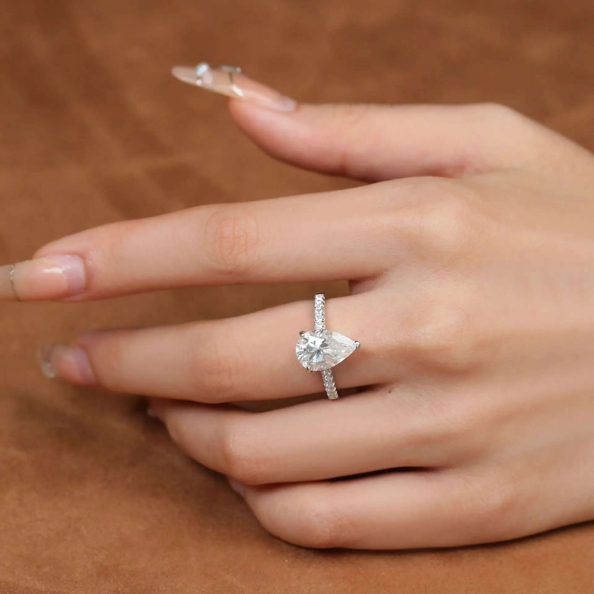 Simple Design Vvs D Color  4 Carat Moissanite Ring Water Drop Shape Pass Diamond Tester Pear Cut Moissanite Ring for Women