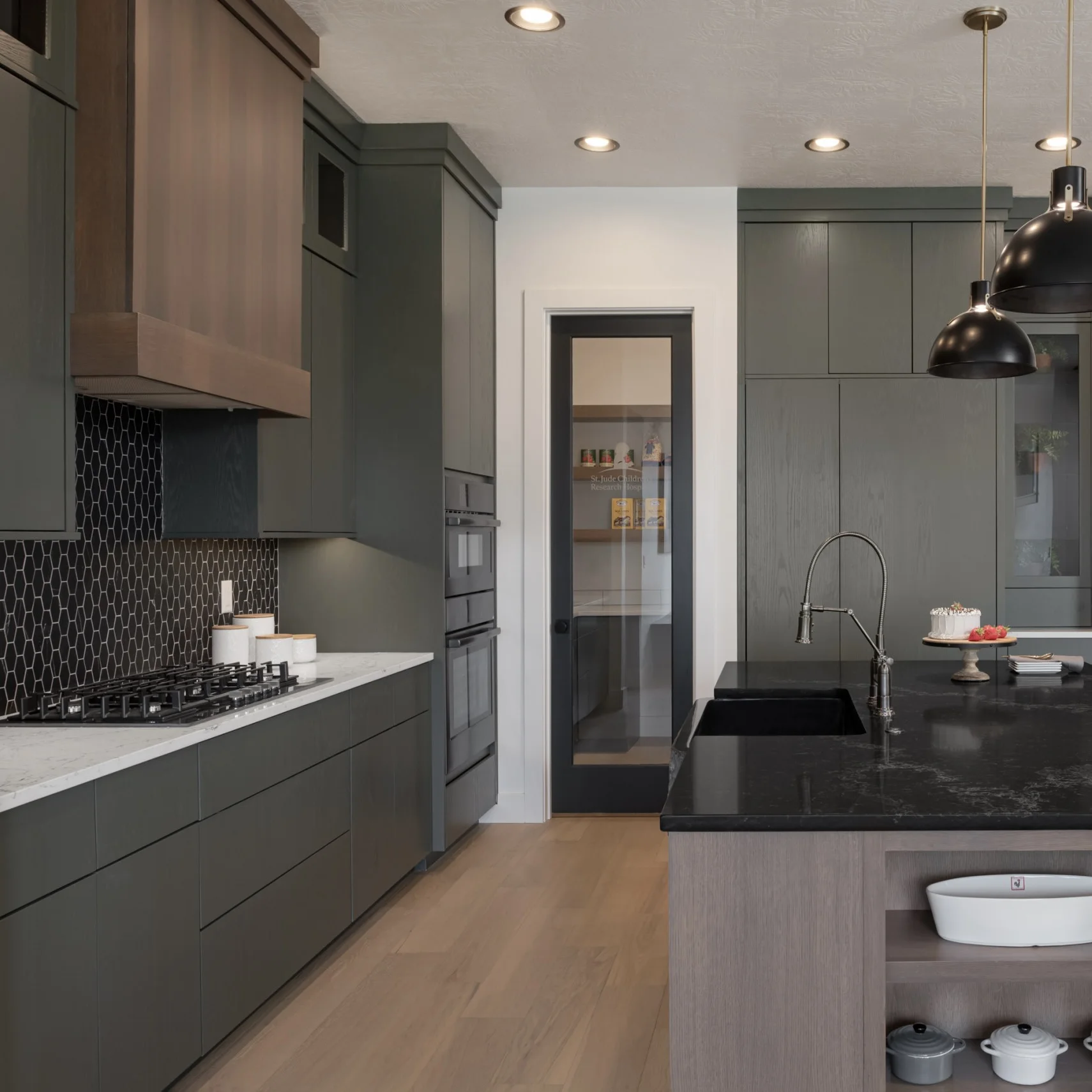Miniature Full Oak Kitchen Cabinets with Island and Counter Top Set Whole Wood MDF rustic Style for Villa Island
