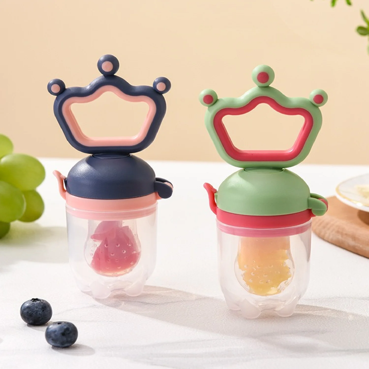 Wholesale Rotating Push Type Fruit Feeder Food Grade Silicone Fruit And Vegetable Bite Bag