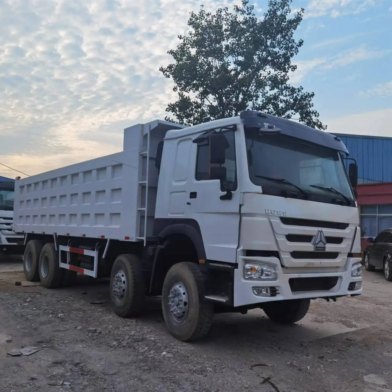 Second hand HOWO 12 wheel dump truck, 10 ton telescopic boom truck crane