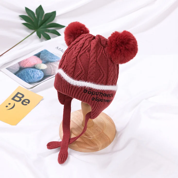 Дешевая детская вязаная шапка с двойным помпоном, вязаная шапка с вышивкой, детская шапка с защитой ушей