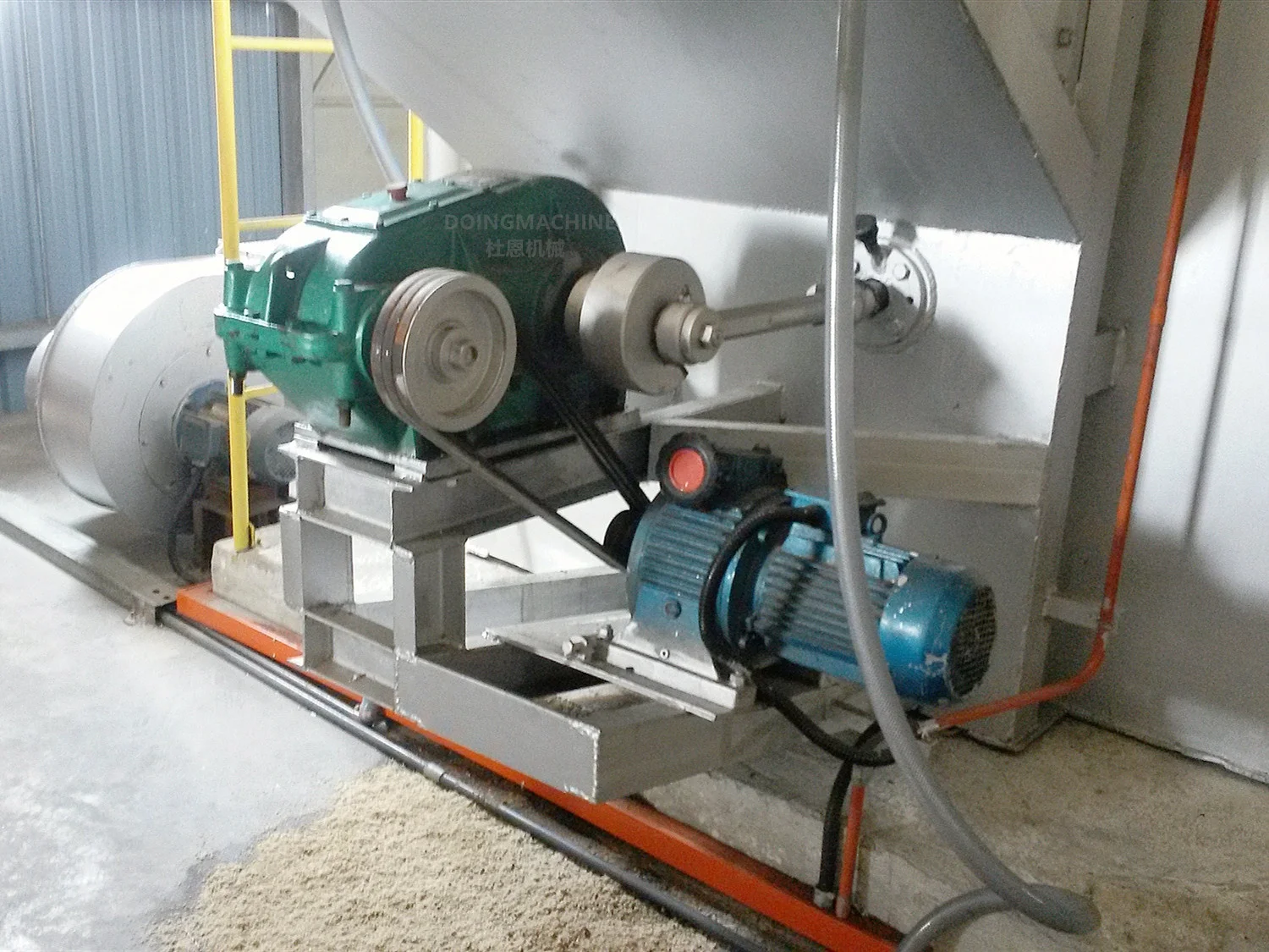 Industrial reciprocating grate biomass wood fired hot air generator