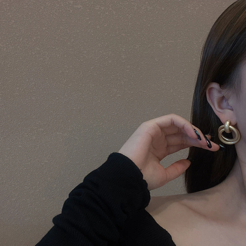 High quality cool style retro unique personality influencer with matte matte circle earrings for women