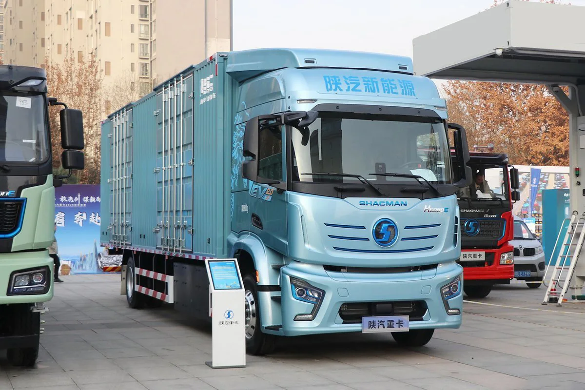 Large 12000x2550x40000mm single row 3 seats 2 doors 6 wheels ABS cruise control electric storage box delivery cargo truck