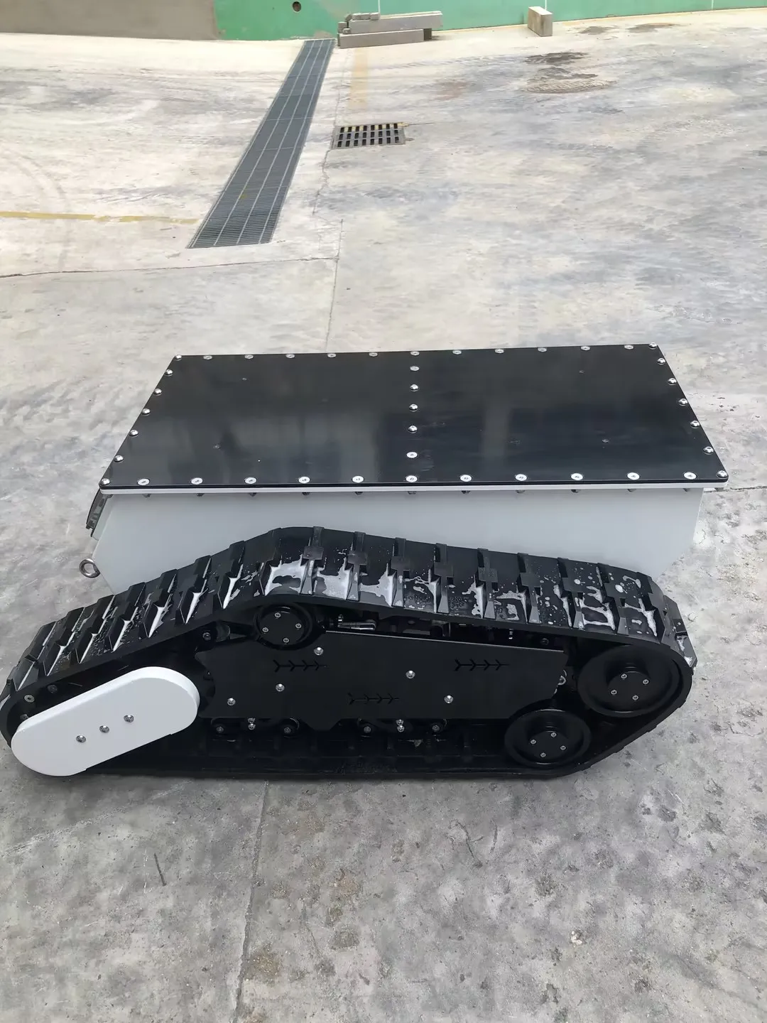 Best Sales Ip67 CE Certificated RC Track Robot Chassis Mobile Platform Heavy Duty Off-road Ugv
