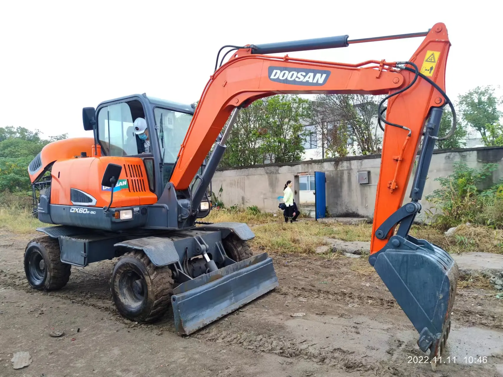 Used Doosan DX60W Wheel Excavator For Sale low price and good quality in good condition
