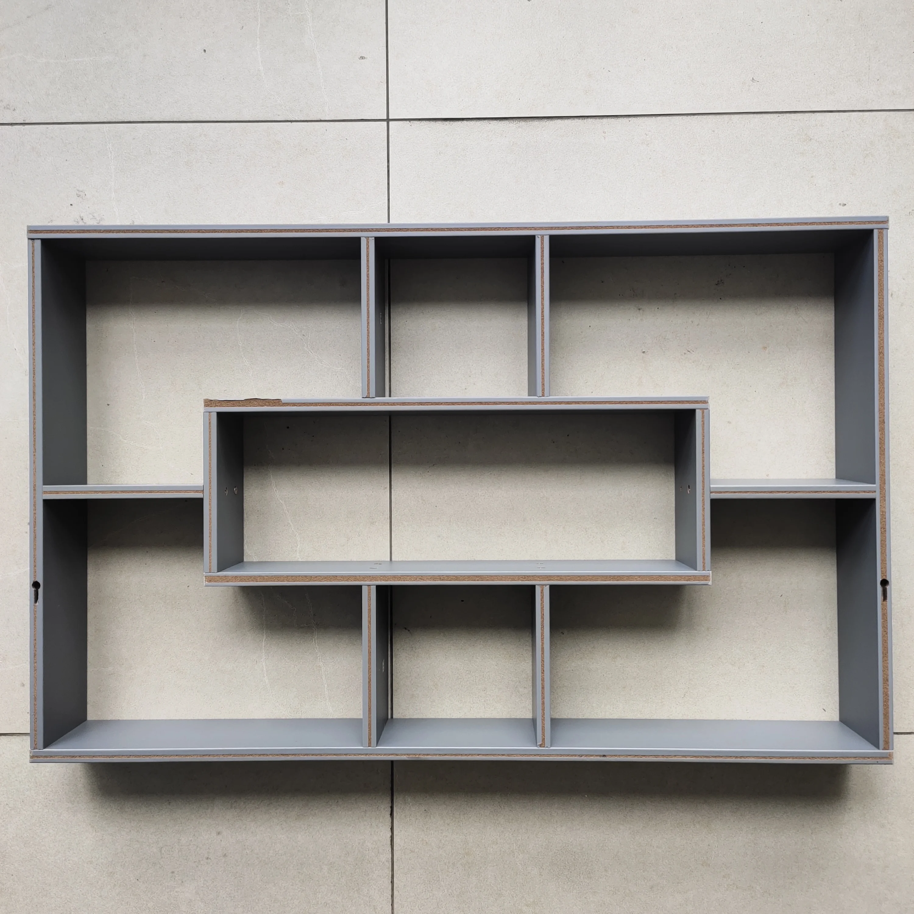 Настенная витрина деревянная низкая узкая книжная полка MDF Настенный декор H48 x W76 D 9 см Grey
